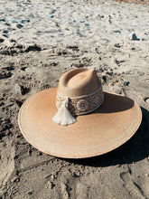 Load image into Gallery viewer, Fedora palm leaf “Pearl” in natural